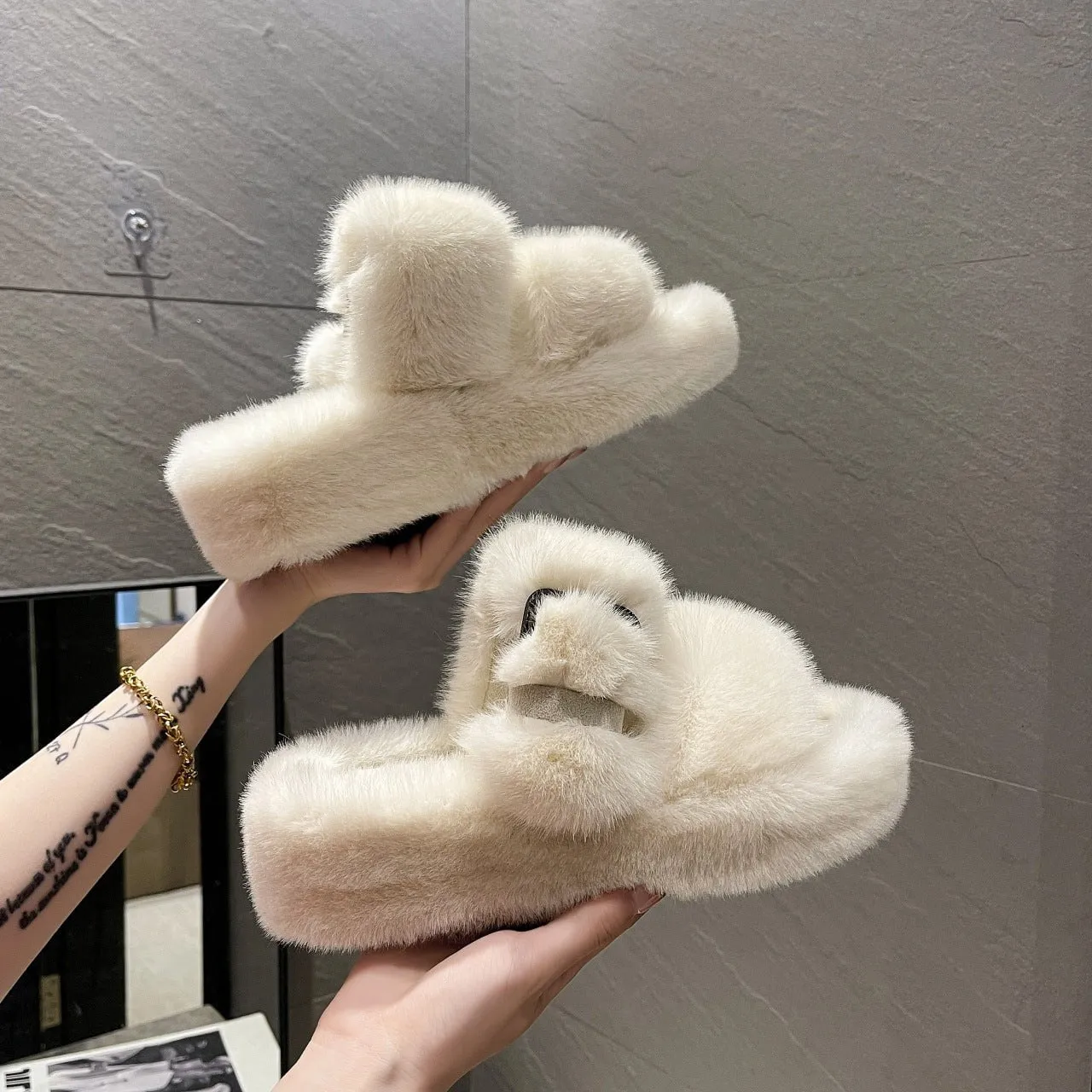 LovelyRLovely Women's Furry Slippers With Thick Bottom