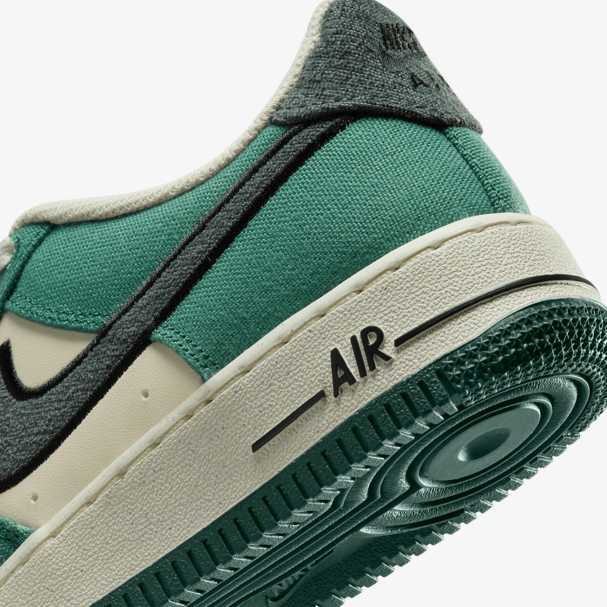 NIKE | AIR FORCE 1 LV8 (GS) { COCONUT MILK/VINTAGE GREEN-BICOASTAL